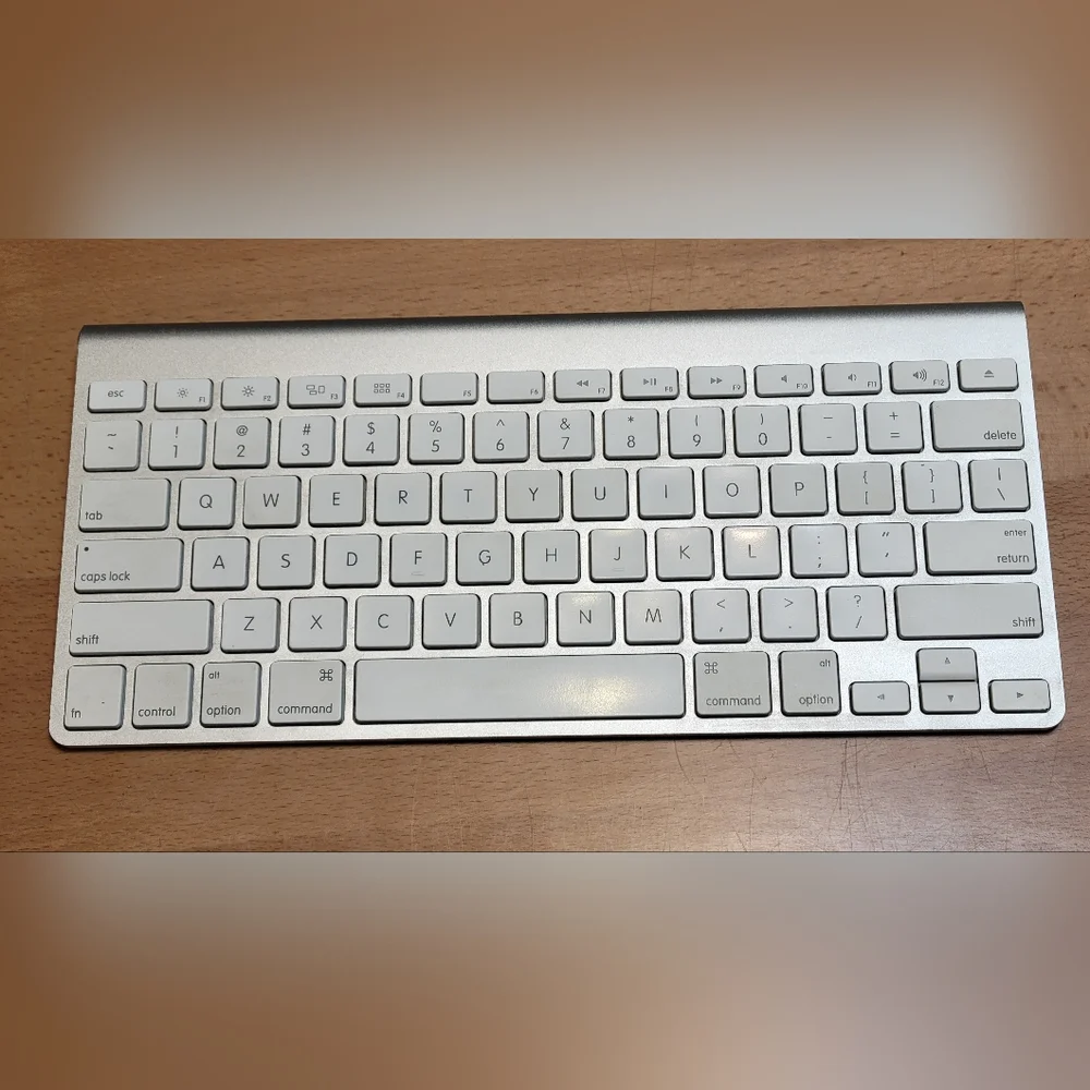 Apple Magic Keyboard A1314 (2009) Wireless Bluetooth Tested Works Great! Used